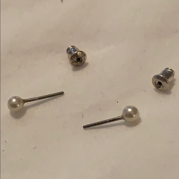 Baby pearl stud earrings - Picture 4 of 4
